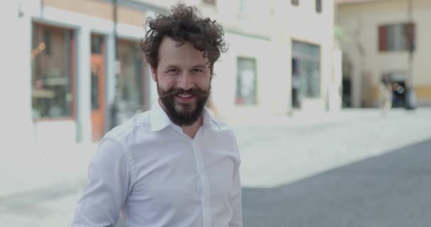 Atractivo Joven Con Barba Larga Bigote Camisa Blanca Sonriendo Una — Vídeos de Stock