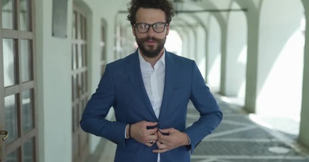 Sexy Inteligente Casual Homem Segurando Mão Botão Jaqueta Ajustando Enquanto — Vídeo de Stock