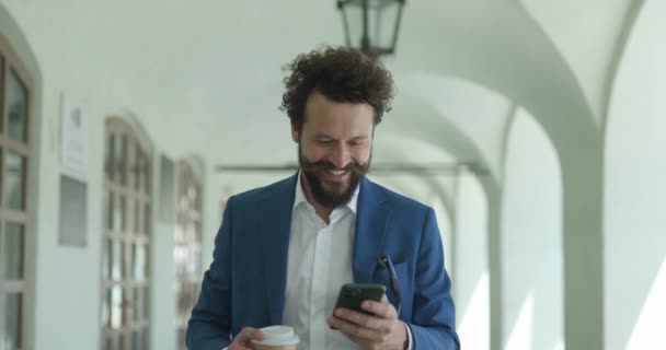 Feliz Modelo Moda Não Raspada Beber Café Segurando Telefone Ler — Vídeo de Stock
