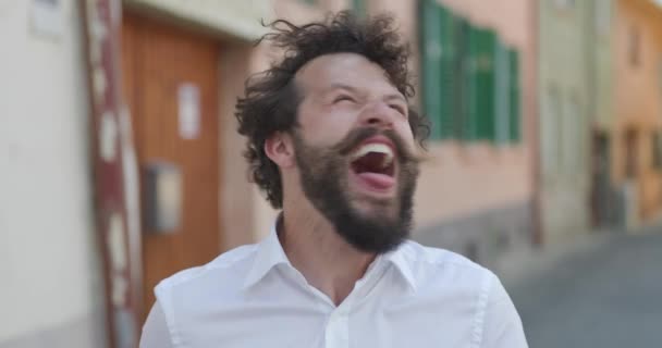 Joven Emocionado Riendo Sacando Lengua Moviendo Cabeza Estando Loco Gritando — Vídeos de Stock