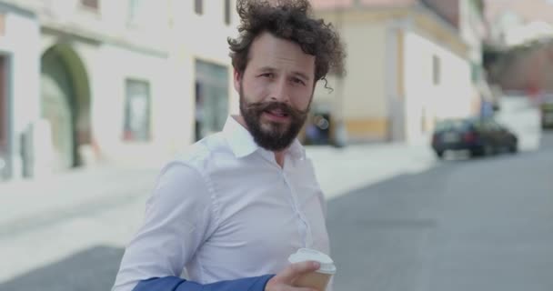 Seitenansicht Von Sexy Blick Nach Unten Hält Kaffee Und Jacke — Stockvideo