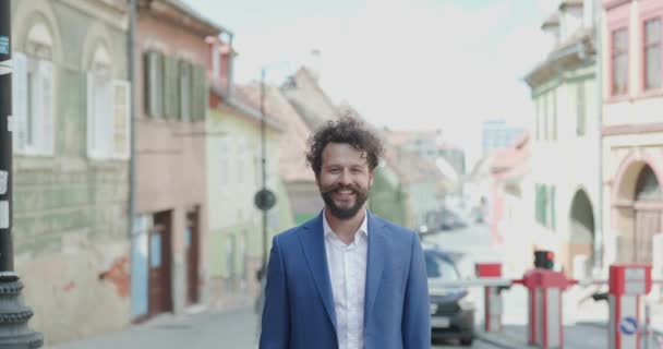 Feliz Chico Pelo Rizado Pie Posando Una Ciudad Vieja Rumania — Vídeos de Stock