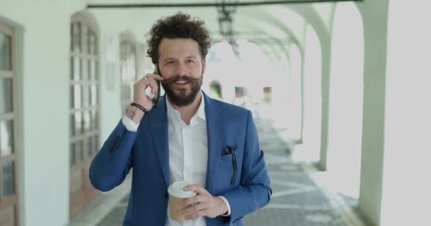 Attrayant Jeune Homme Avec Les Cheveux Bouclés Moustache Parler Téléphone — Video