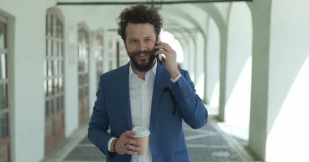 Sakallı Akıllı Sıradan Bir Adam Telefonda Konuşuyor Kahve Içiyor Sohbet — Stok video