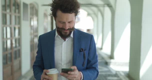 Uzun Sakallı Mutlu Adam Elinde Kahve Telefon Sosyal Medyayı Kontrol — Stok video