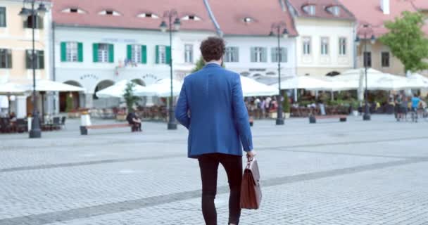 Achteraanzicht Van Slimme Casual Man Met Aktetas Wandelen Middeleeuwse Stad — Stockvideo