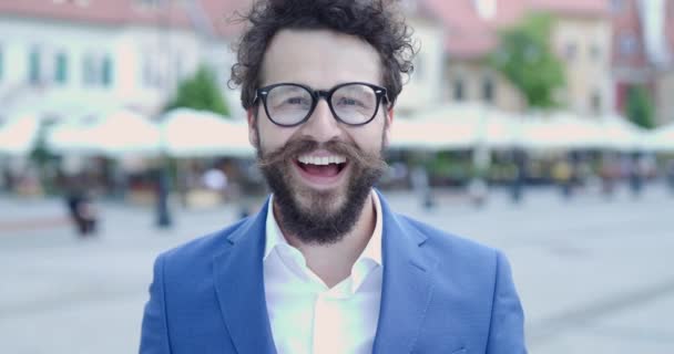 Orakad Ung Man Med Blå Jacka Poserar Mot Medeltida Stad — Stockvideo