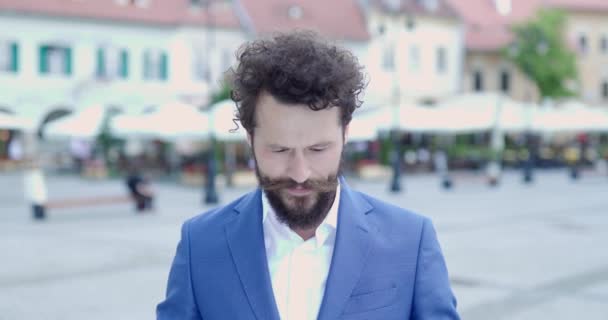 Stirnrunzeln Attraktiver Kerl Schickem Lässigem Outfit Der Ernst Aussieht Selbstbewusst — Stockvideo