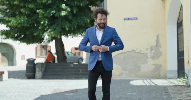 Selbstbewusster Bärtiger Typ Der Zur Seite Schaut Blaue Jacke Anpasst — Stockvideo