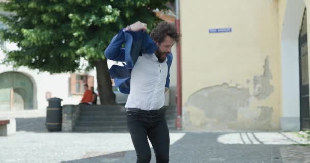 Joven Guapo Con Barba Larga Bigote Arreglando Chaqueta Bailando Celebrando — Vídeo de stock