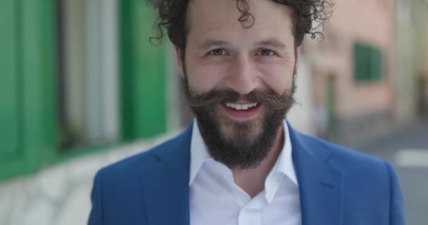 Atractivo Hombre Sonriente Mirando Lado Abriendo Boca Siendo Sorprendido Riendo — Vídeo de stock