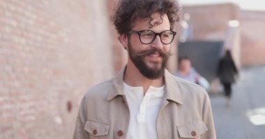 Genç adam başka tarafa bakıyor, gözlük takıyor, bir fincan kahve içiyor ve tatmin oluyor.