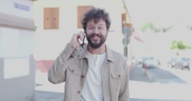 Çekici, sıradan bir adam telefonda konuşurken gülümsüyor ve dışarıda hoş sohbetler ediyor.