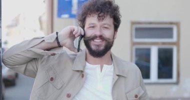 Seksi, sıradan bir adam şehirde telefonda konuşarak iyi vakit geçiriyor.