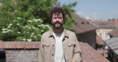 Çekici, sıradan bir adam saçını düzenliyor ve kameraya gülümsüyor.