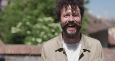 Yakışıklı sıradan adam gülüyor ve şehirde iyi vakit geçiriyor.