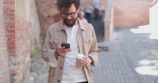 Attraente Uomo Casual Scrivere Messaggio Sul Suo Telefono Camminare Con — Video Stock