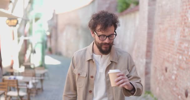 Sexy Hombre Casual Caminando Por Vieja Ciudad Bebiendo Café Usando — Vídeos de Stock