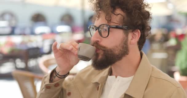 Siedzący Mężczyzna Pijący Kawę Tarasie Noszący Okulary Uśmiechający Się Kamery — Wideo stockowe