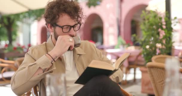 Guapo Hombre Casual Bebiendo Café Mientras Está Sentado Una Terraza — Vídeo de stock
