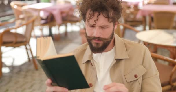 Sexy Casual Homme Étudier Partir Son Livre Sur Une Terrasse — Video