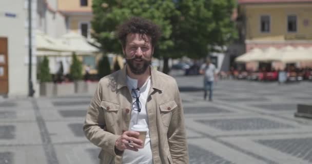 Hombre Casual Guapo Caminando Por Ciudad Sosteniendo Una Taza Café — Vídeos de Stock