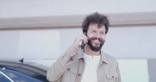 Yüzünde Gülümseme Olan Yakışıklı Sıradan Bir Adam Telefonda Konuşuyor Dışarı — Stok video