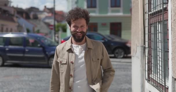 Hombre Atractivo Casual Poniendo Una Mano Bolsillo Riendo Sintiéndose Feliz — Vídeos de Stock