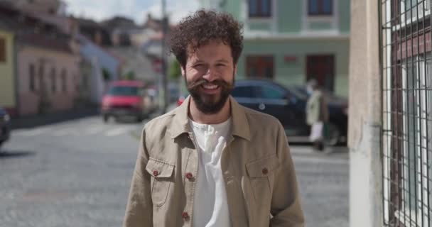 Feliz Hombre Casual Sonriendo Dando Gusta Cámara Ciudad — Vídeos de Stock