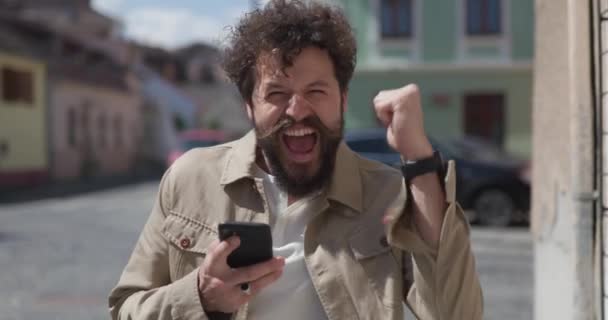 Sexy Casual Homem Sentindo Feliz Surpreso Segurando Telefone Celebrando Sucesso — Vídeo de Stock