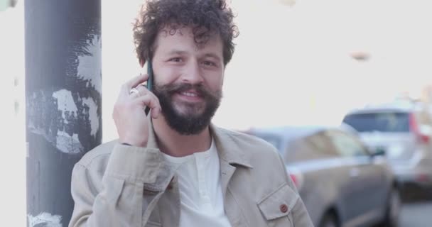Casual Man Leunend Een Pijler Praten Aan Telefoon Glimlachen Het — Stockvideo