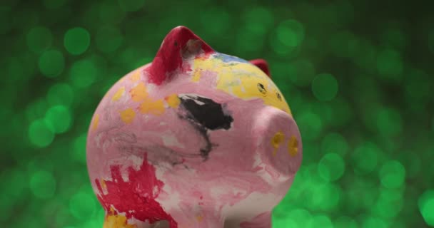 Вид Сбоку Покрашенного Банка Свиньи Вращающегося Зеленом Фоне — стоковое видео