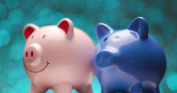 粉色的猪头和蓝色的猪肩并肩地站在一起纺纱 — 图库视频影像