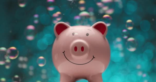 Project Video Tonen Piggy Bank Met Zeepbellen Voorkant Van Blauw — Stockvideo