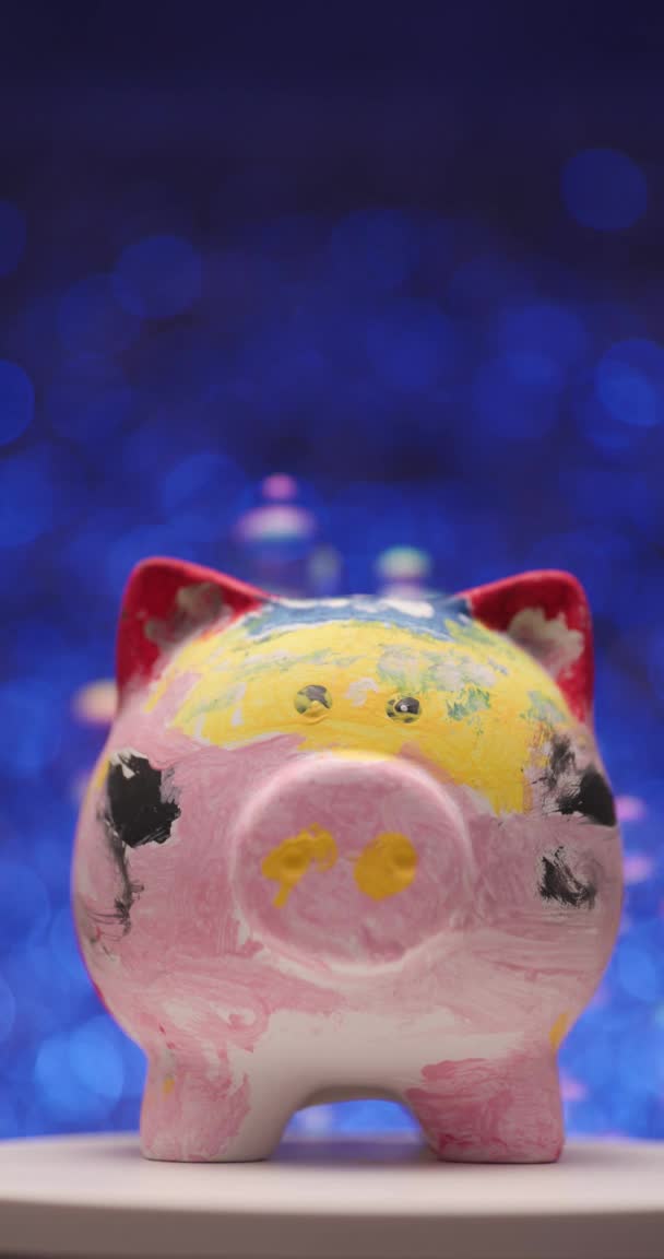 Vertikales Video Eines Bemalten Sparschweins Das Steht Während Seifenblasen Umfallen — Stockvideo