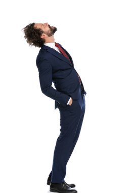 Beyaz arka planda tedirgin hisseden bir iş adamının yan görünüşü 