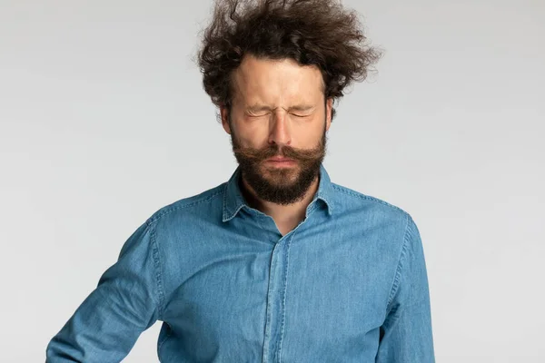 Retrato Homem Casual Camisa Ganga Fechando Olhos Parando Lágrimas Calmante — Fotografia de Stock