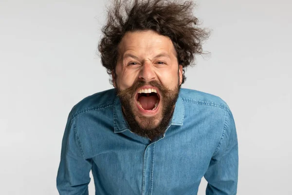 Hombre Enojado Sin Afeitar Con Pelo Rizado Camisa Mezclilla Gritando —  Fotos de Stock