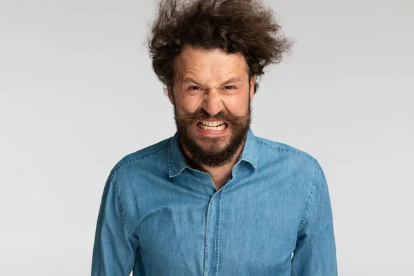 Furieuze Jonge Ongeschoren Man Denim Shirt Grimmig Boos Met Een — Stockfoto