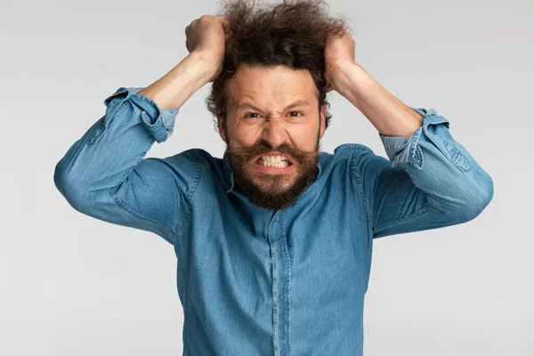 Kotlu Tişörtlü Kızgın Sakallı Adam Gergin Saçlarını Yoluyor Üzgün Suratlar — Stok fotoğraf