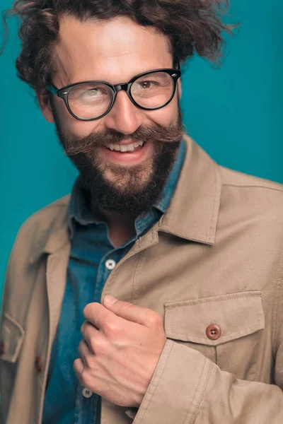 Gözlüklü Ceketli Stüdyoda Mavi Arka Planda Gülümseyen Mutlu Sıradan Bir — Stok fotoğraf
