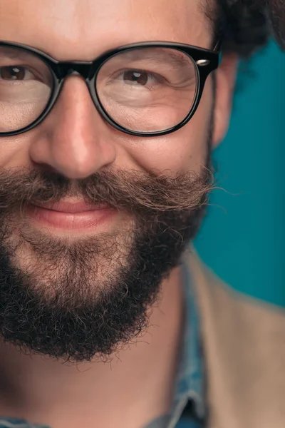 Jovem Barbudo Feliz Com Óculos Sorrindo Posando Fundo Azul Estúdio — Fotografia de Stock