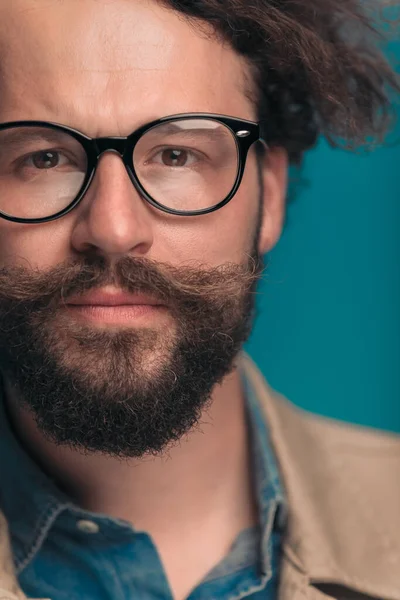 Портрет Молодого Бородатого Человека Очках Серьезный Позирующий Синем Фоне Студии — стоковое фото