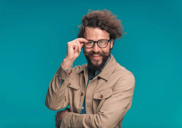 Bel Giovane Uomo Che Incrocia Braccia Regola Gli Occhiali Sorridente — Foto Stock