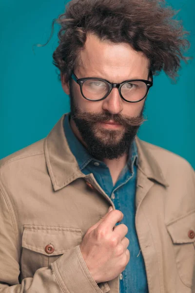 Selbstbewusster Lässiger Mann Mit Schnurrbart Und Brille Der Die Hand — Stockfoto