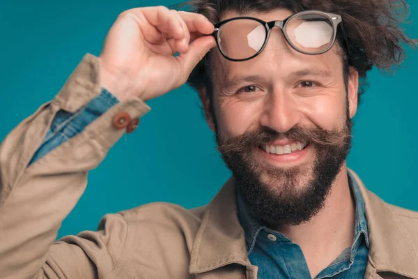 Porträtt Glad Ung Man Tar Glasögon Och Ler Samtidigt Poserar — Stockfoto