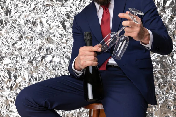 Elegante Uomo Affari Abito Blu Navy Raccomandare Bottiglia Champagne Tenendo — Foto Stock