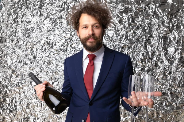 Sexy Jonge Zakenman Elegante Pak Met Champagne Fles Bril Staande — Stockfoto