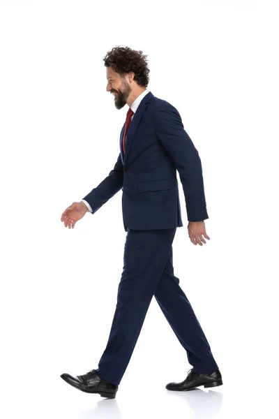 Oldalnézetben Egy Üzletember Sétál Úton Boldognak Érzi Magát Fehér Háttér — Stock Fotó
