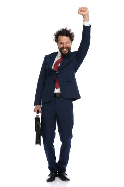 Привлекательный Бизнесмен Поднимает Кулак Держит Портфель Празднует Успех — стоковое фото